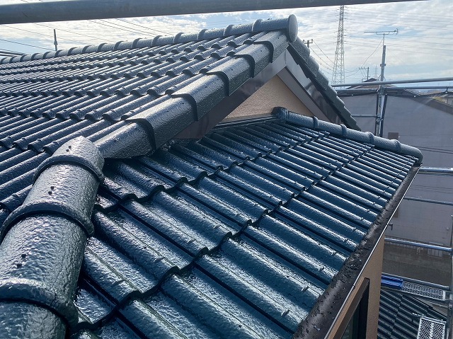 屋根塗装と棟瓦を固定してる釘をパッキンビスに打ち換え工事を坂戸市で行いました。
